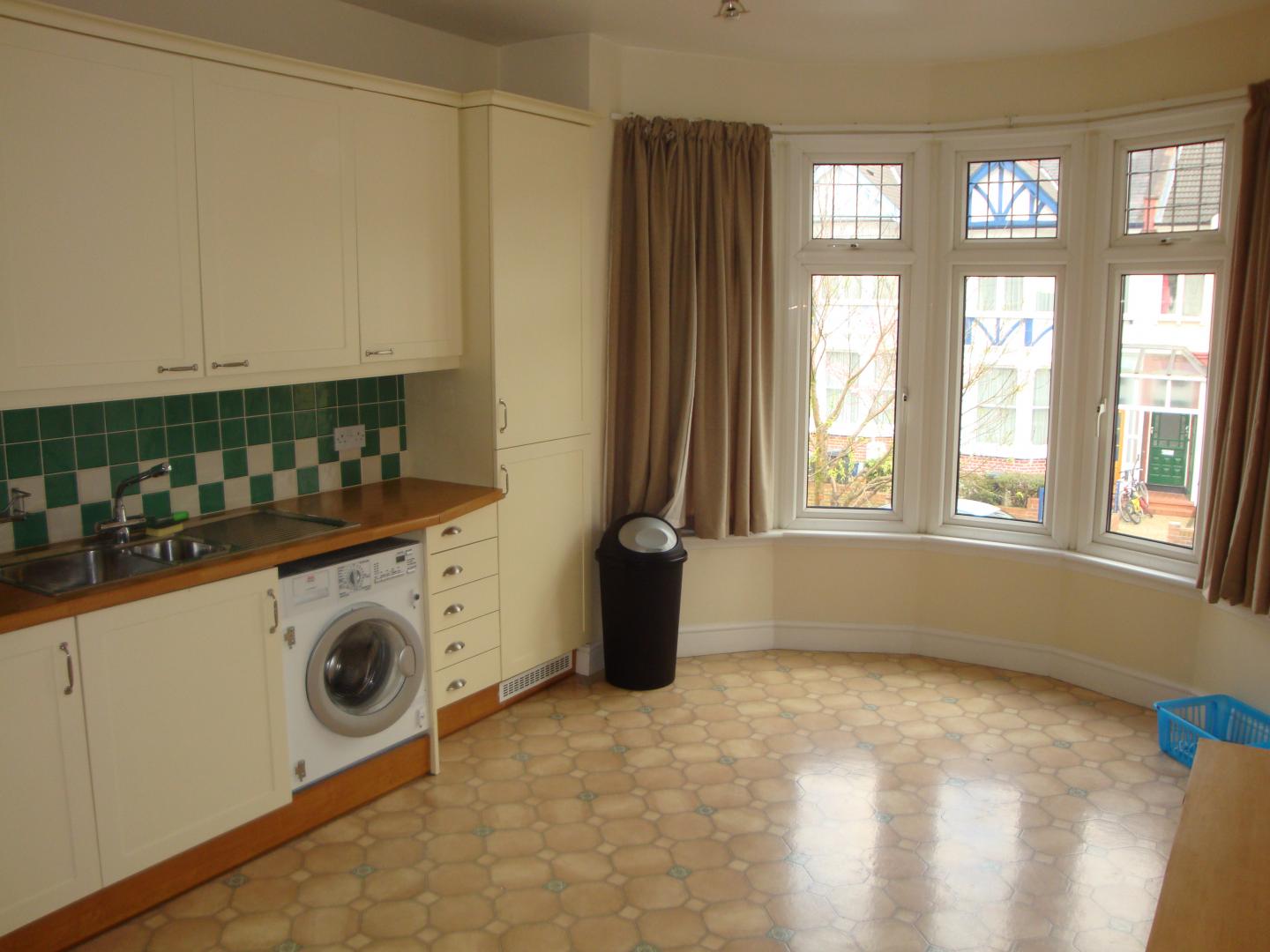 			2 Bedroom, 1 bath, 1 reception Flat			 Caddington Road, CRICKLEWOOD
