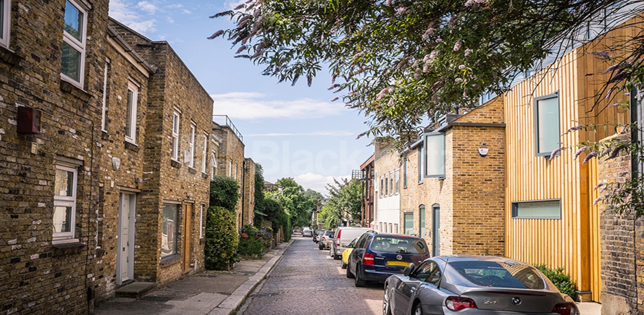 			AMAZING MEWS HOUSE IN CAMDEN! , 4 Bedroom, 1 bath, 1 reception House			 Camden Mews, Camden Square