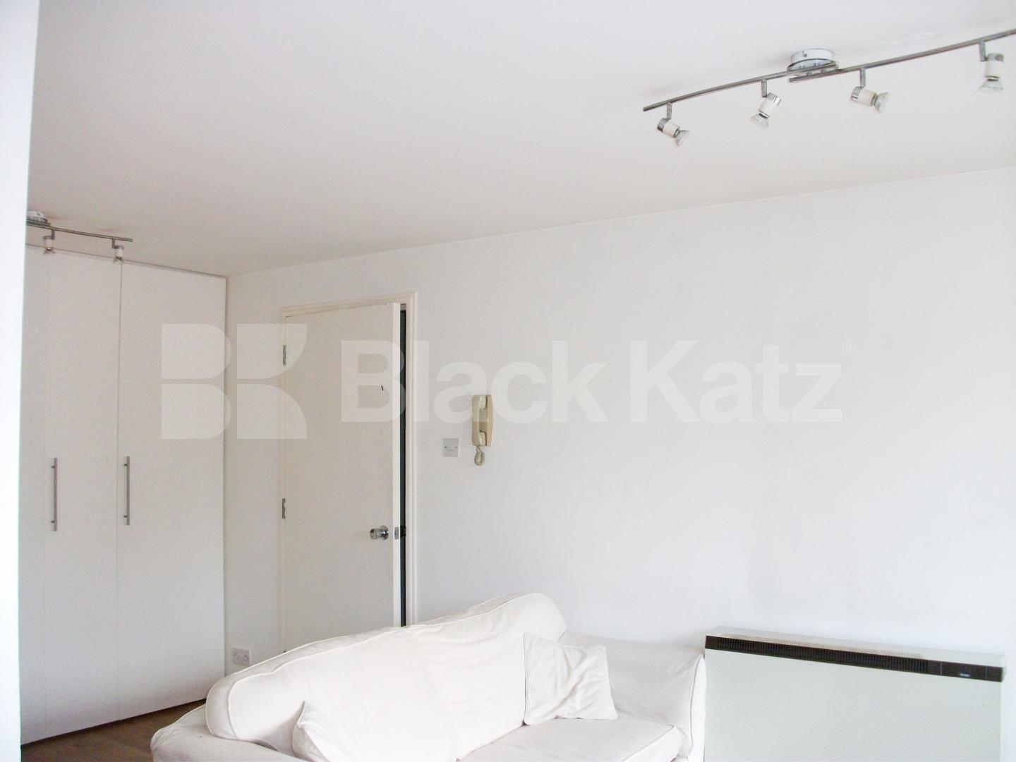 			UNDER OFFER , Studio Apartment, 1 bath, 1 reception Flat			 Mayfield Road, Wendell Park