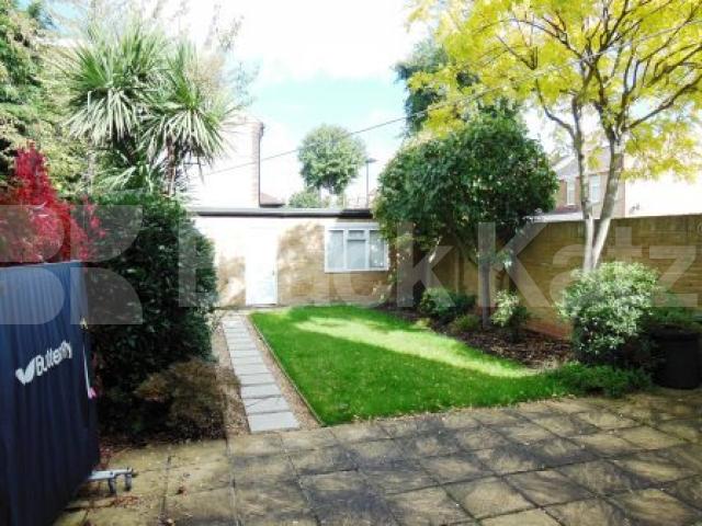 			End Of Terrace !, 3 Bedroom, 1 bath, 1 reception End Terraced House			 Shrewsbury Road, Bounds Green