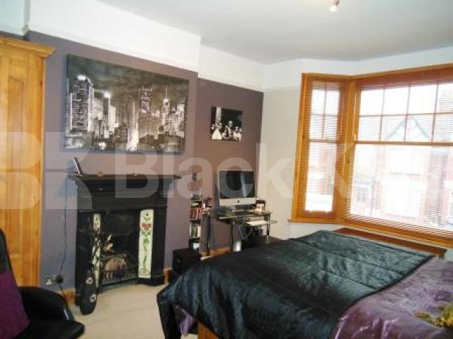 			End Of Terrace !, 3 Bedroom, 1 bath, 1 reception End Terraced House			 Shrewsbury Road, Bounds Green