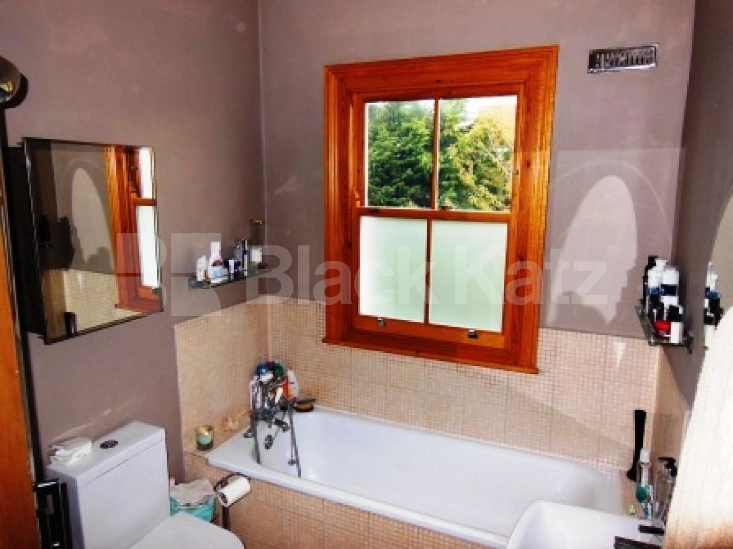 			End Of Terrace !, 3 Bedroom, 1 bath, 1 reception End Terraced House			 Shrewsbury Road, Bounds Green