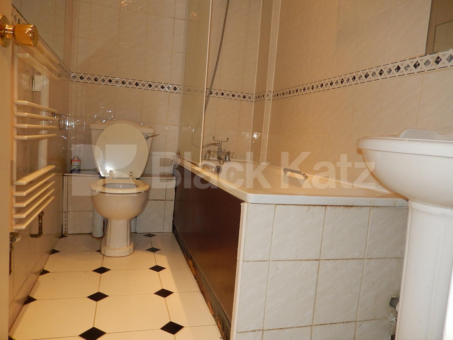 			NEW INSTRUCTION, 2 Bedroom, 1 bath, 1 reception Flat			 Earls Court Road, Earls Court