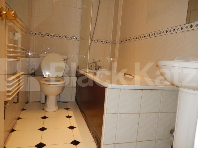 			NEW INSTRUCTION, 2 Bedroom, 1 bath, 1 reception Flat			 Earls Court Road, Earls Court