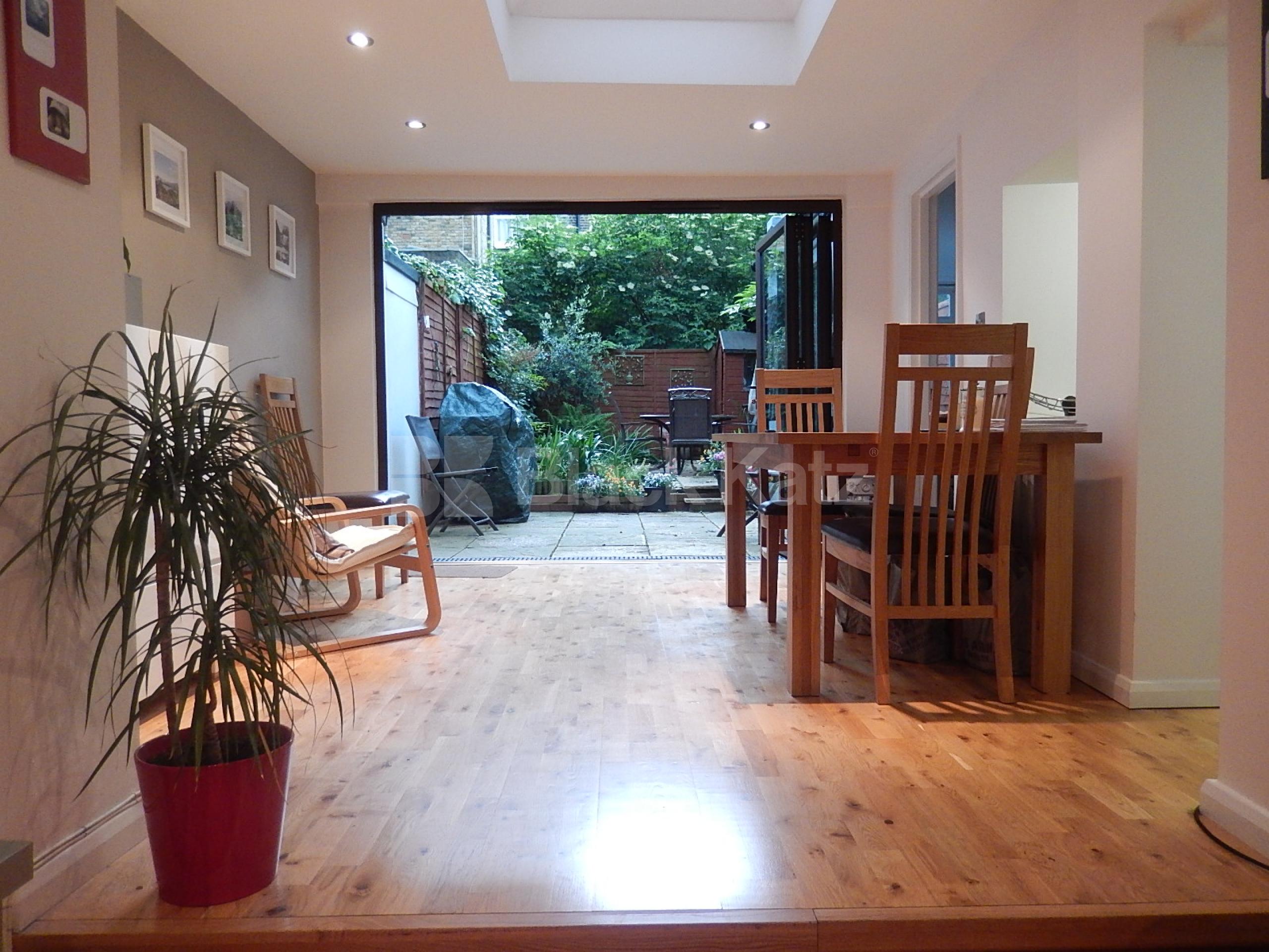 			LET, 2 Bedroom, 1 bath, 1 reception Flat			 Coningham Road , Shepherds Bush W12