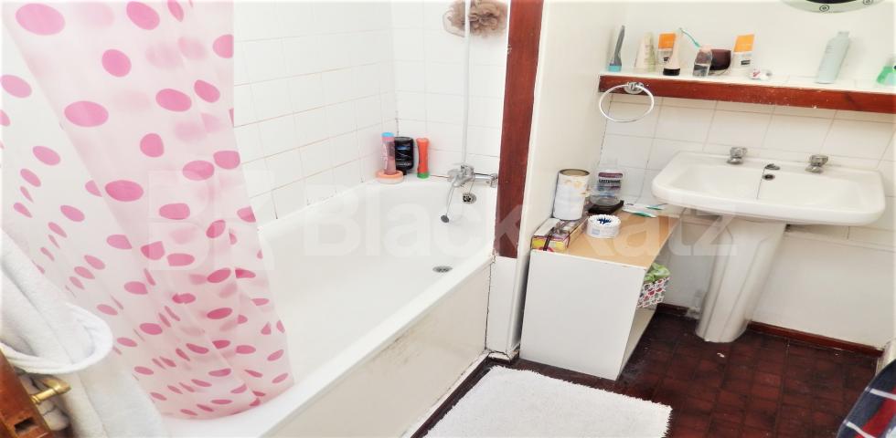 			Studio Apartment, 1 bath, 1 reception Studio			 Glenroy Street, North Kensington