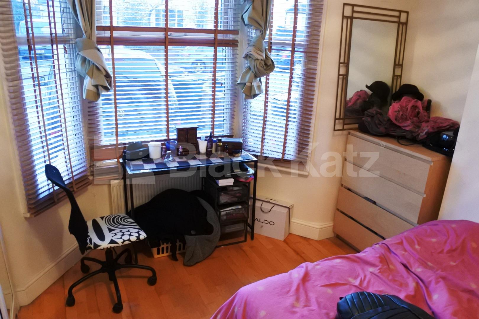 			UNDER FULL REFURBISHMENT, 2 Bedroom, 1 bath, 1 reception Flat			 Long lane, East finchley