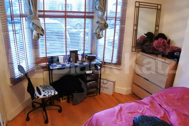 			UNDER FULL REFURBISHMENT, 2 Bedroom, 1 bath, 1 reception Flat			 Long lane, East finchley