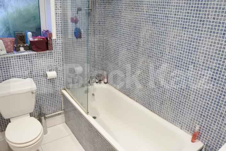 			UNDER FULL REFURBISHMENT, 2 Bedroom, 1 bath, 1 reception Flat			 Long lane, East finchley