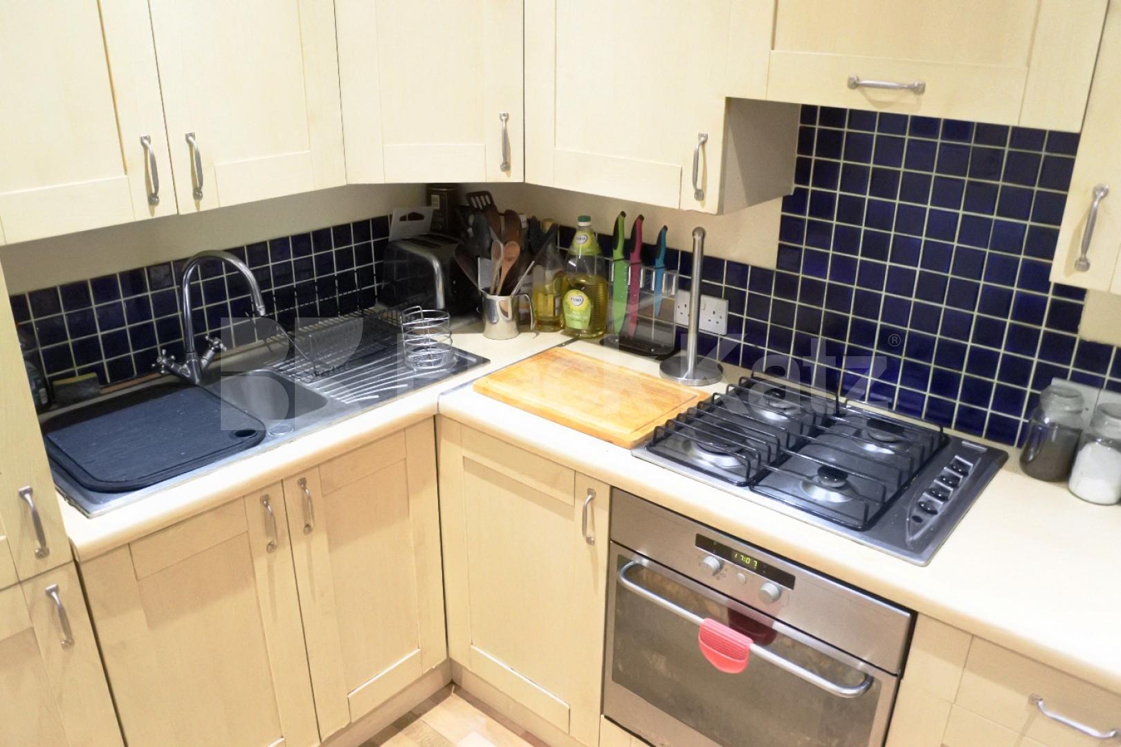 			UNDER FULL REFURBISHMENT, 2 Bedroom, 1 bath, 1 reception Flat			 Long lane, East finchley