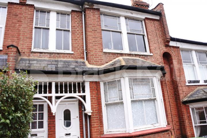 			UNDER FULL REFURBISHMENT, 3 Bedroom, 1 bath, 1 reception Flat			 Alexandra Gardens, Muswell Hill