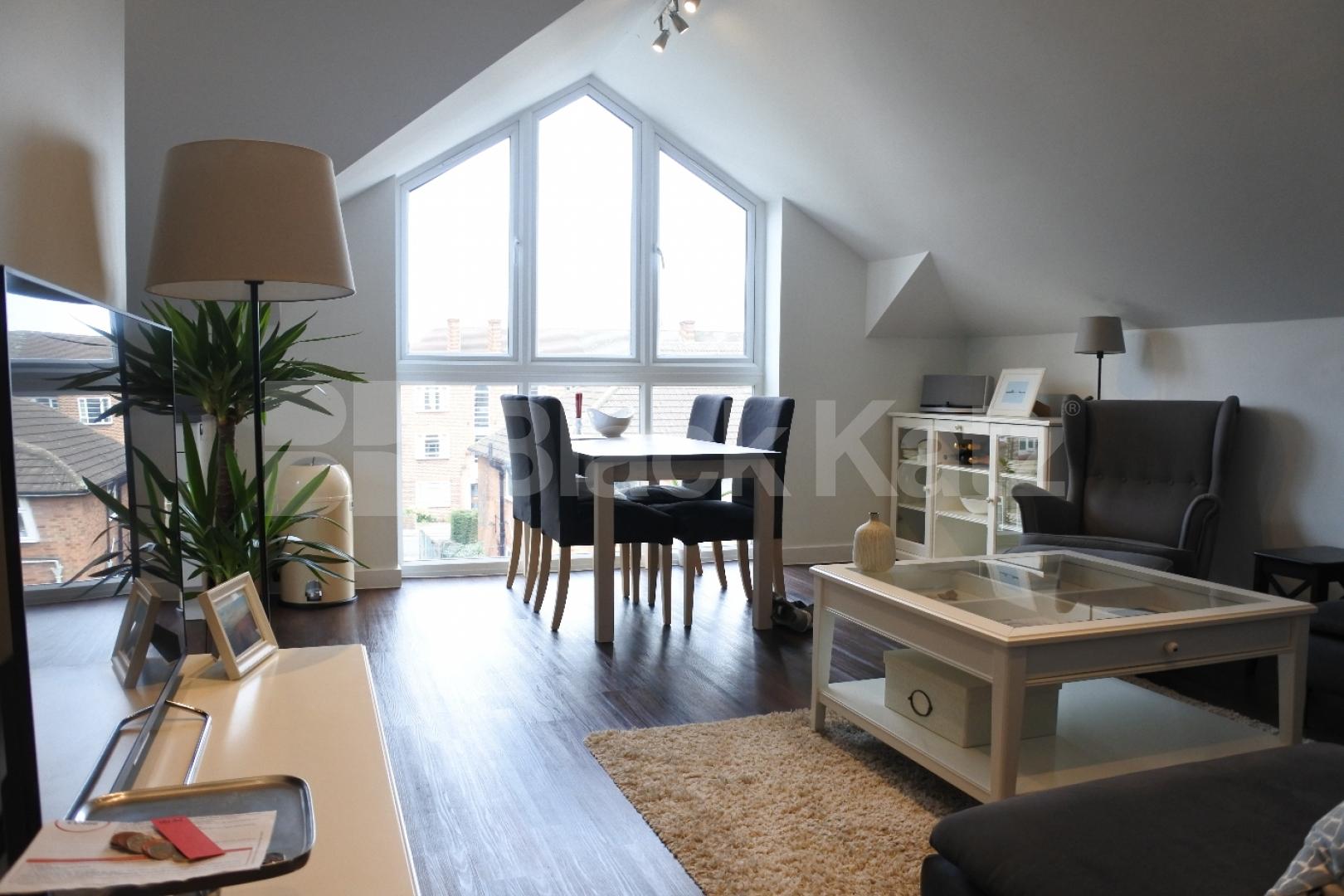			Stunning Top Floor Property !, 2 Bedroom, 1 bath, 1 reception Apartment			 Forest Walk, Muswell Hill