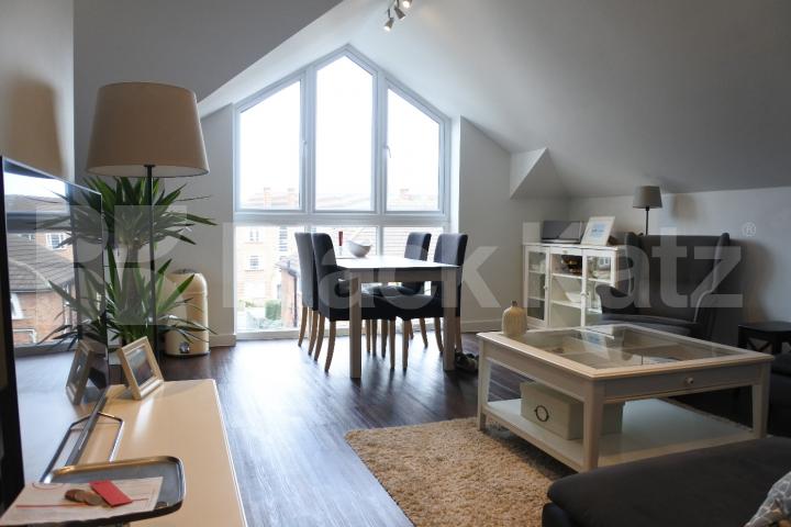 			Stunning Top Floor Property !, 2 Bedroom, 1 bath, 1 reception Apartment			 Forest Walk, Muswell Hill