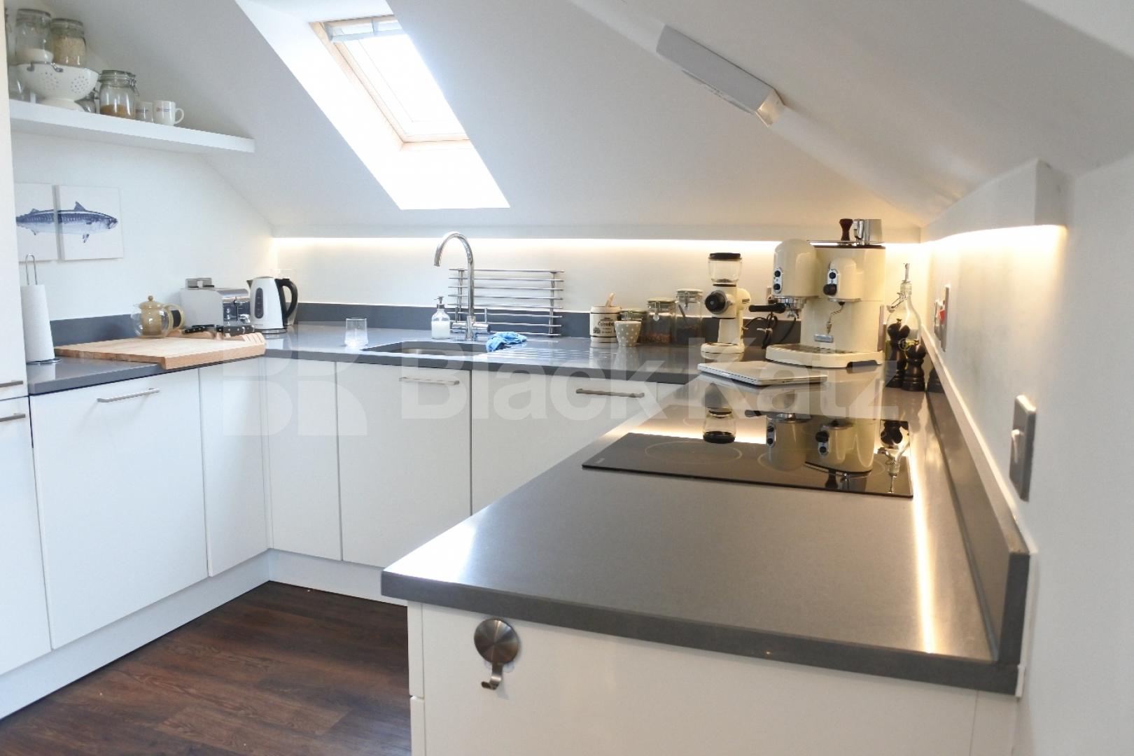 			Stunning Top Floor Property !, 2 Bedroom, 1 bath, 1 reception Apartment			 Forest Walk, Muswell Hill