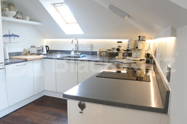 			Stunning Top Floor Property !, 2 Bedroom, 1 bath, 1 reception Apartment			 Forest Walk, Muswell Hill