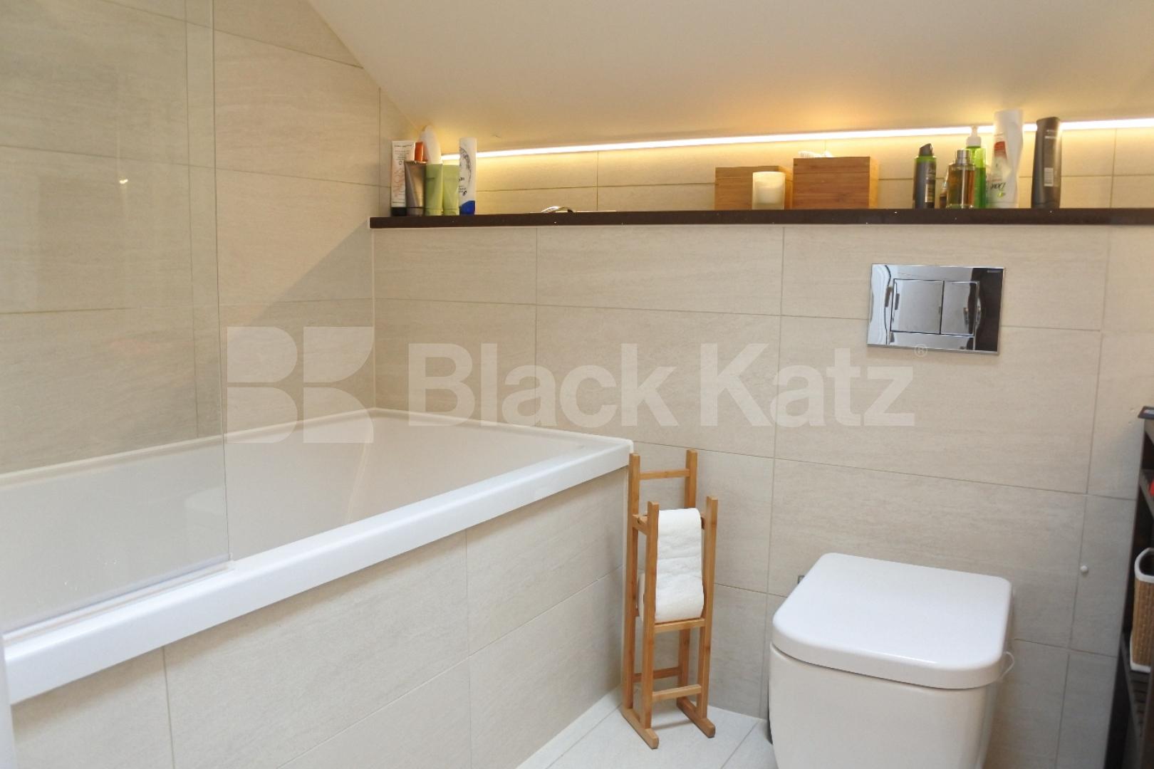 			Stunning Top Floor Property !, 2 Bedroom, 1 bath, 1 reception Apartment			 Forest Walk, Muswell Hill