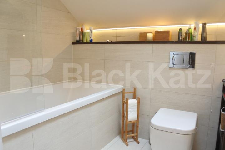 			Stunning Top Floor Property !, 2 Bedroom, 1 bath, 1 reception Apartment			 Forest Walk, Muswell Hill