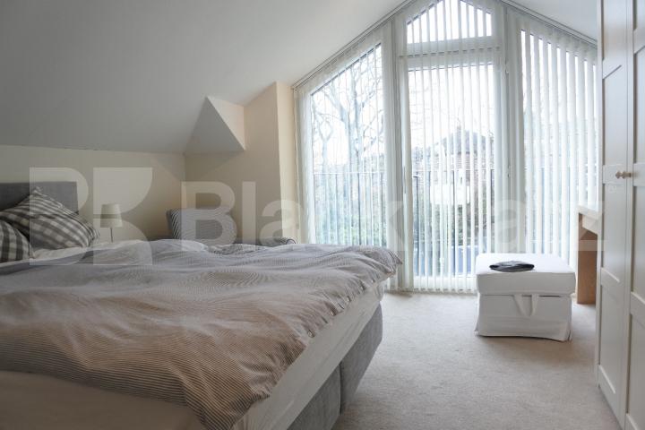 			Stunning Top Floor Property !, 2 Bedroom, 1 bath, 1 reception Apartment			 Forest Walk, Muswell Hill