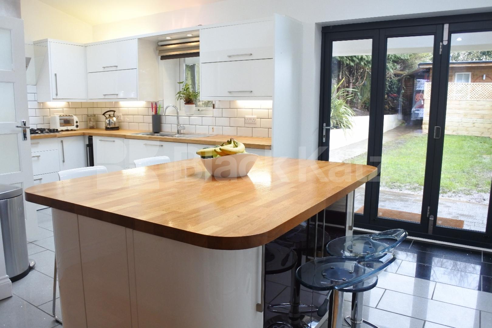 			Inlusive of all bills ! ! !, 4 Bedroom, 1 bath, 1 reception House			 Milton Avenue, High Barnet