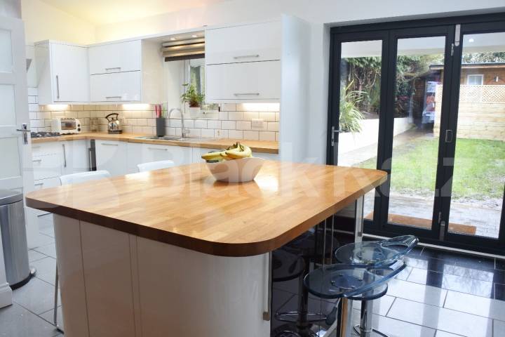 			Inlusive of all bills ! ! !, 4 Bedroom, 1 bath, 1 reception House			 Milton Avenue, High Barnet