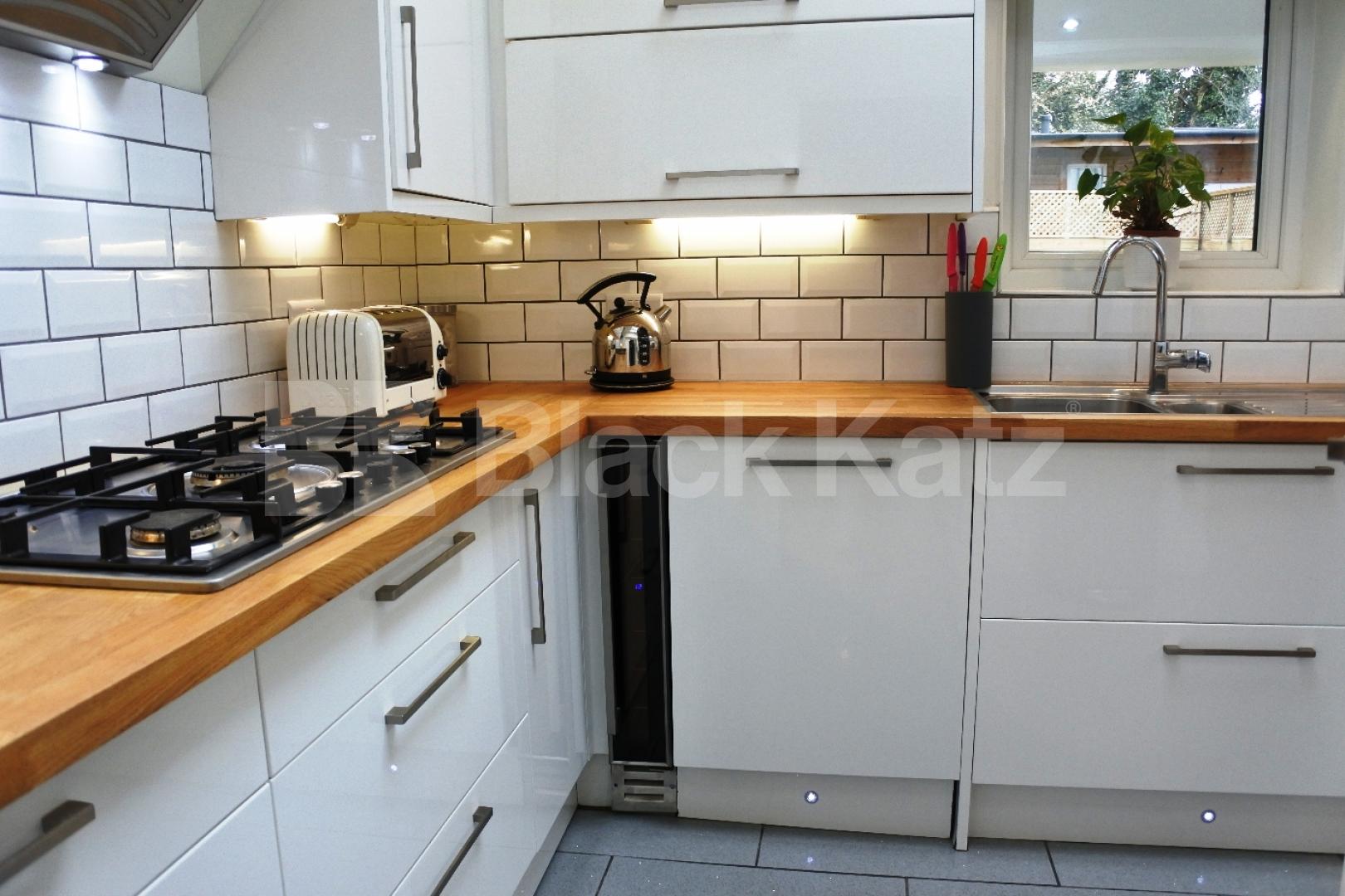 			Inlusive of all bills ! ! !, 4 Bedroom, 1 bath, 1 reception House			 Milton Avenue, High Barnet