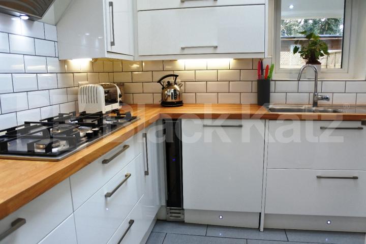			Inlusive of all bills ! ! !, 4 Bedroom, 1 bath, 1 reception House			 Milton Avenue, High Barnet