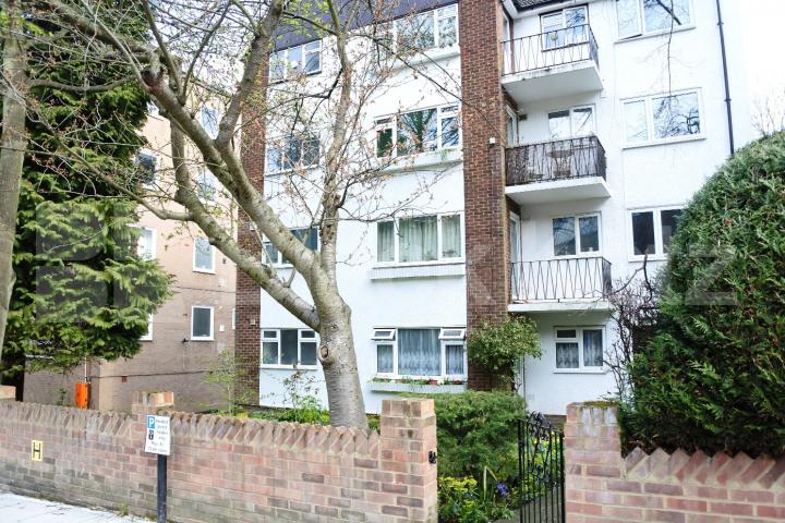 			Amazing one bedroom flat with garage , 1 Bedroom, 1 bath, 1 reception Flat			 Waverley Road, Crouch End