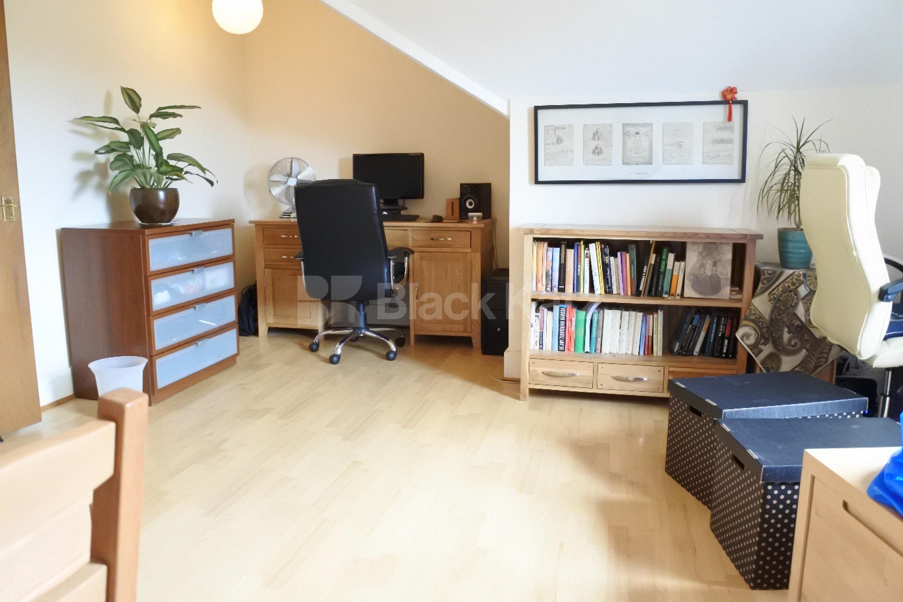 			Beautiful Property !, 1 Bedroom, 1 bath, 1 reception Flat			 Maidstone road, Bounds Green N10