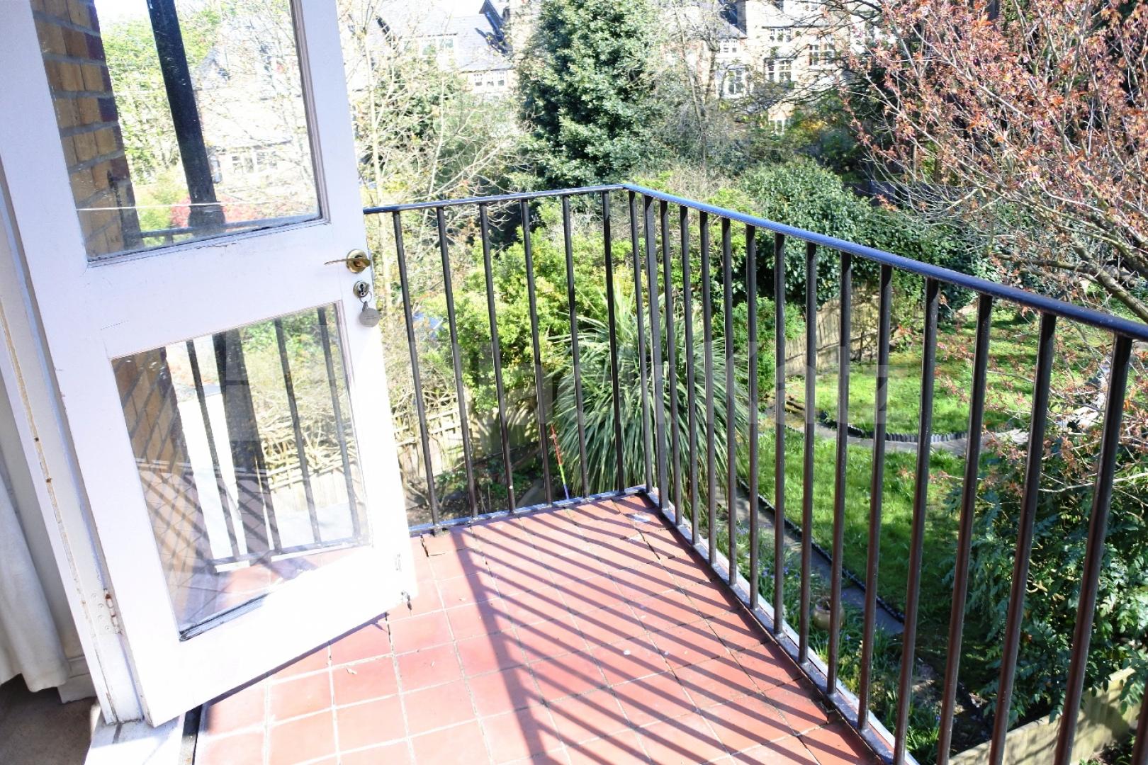 			BEAUTIFUL PERIOD CONVERSION WITH BALCONY, 2 Bedroom, 1 bath, 1 reception Flat			 Christchurch road, Crouch End