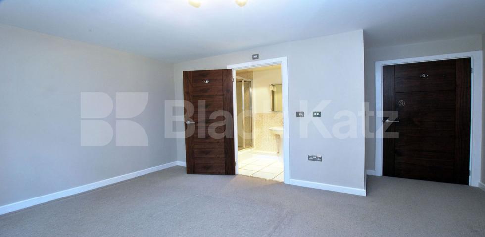 			HALF PRICE ADMIN FEE ! , 2 Bedroom, 1 bath, 1 reception Ground Floor Flat			 Gilson Place, Coppetts Road , Muswell Hill
