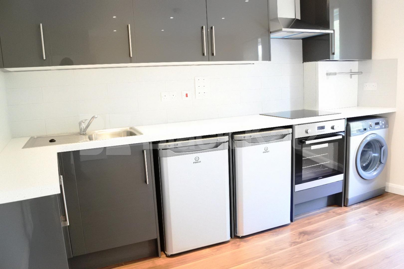 			Stunning top floor property with roof terrace !, 2 Bedroom, 1 bath, 1 reception Flat			 High Street, Hornsey/Crouch End