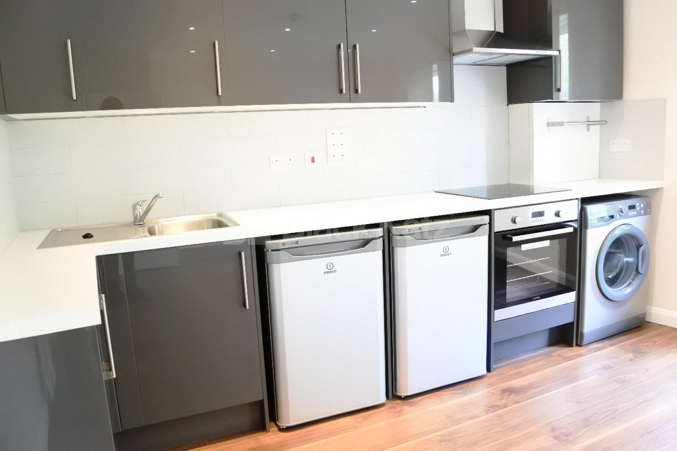 			Stunning top floor property with roof terrace !, 2 Bedroom, 1 bath, 1 reception Flat			 High Street, Hornsey/Crouch End N8