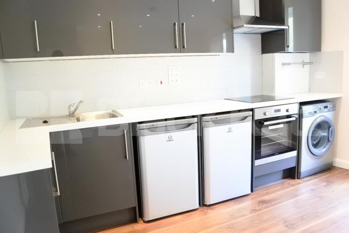 			Stunning top floor property with roof terrace !, 2 Bedroom, 1 bath, 1 reception Flat			 High Street, Hornsey/Crouch End