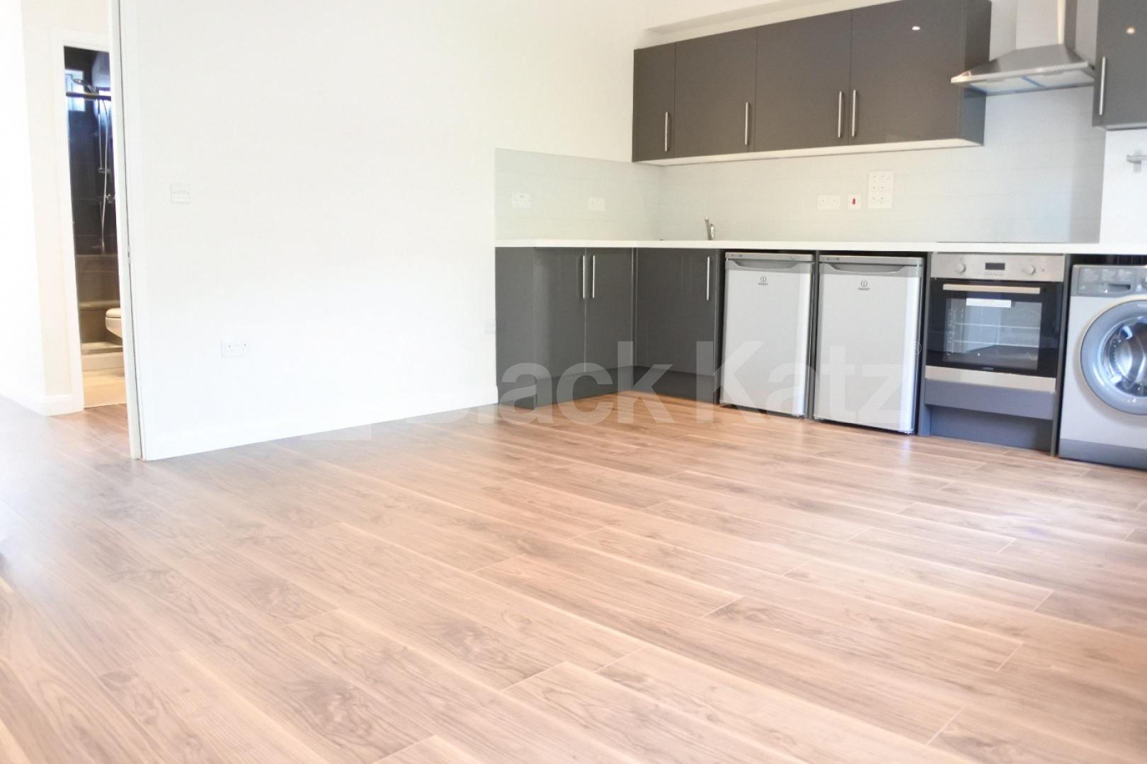 			Stunning top floor property with roof terrace !, 2 Bedroom, 1 bath, 1 reception Flat			 High Street, Hornsey/Crouch End