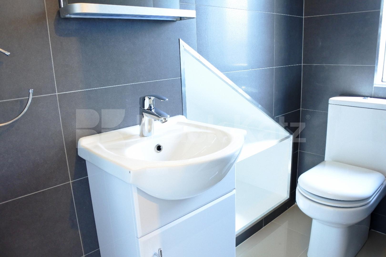 			Stunning top floor property with roof terrace !, 2 Bedroom, 1 bath, 1 reception Flat			 High Street, Hornsey/Crouch End