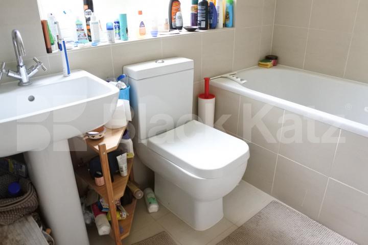 			Very Large One Bed Property ! , 1 Bedroom, 1 bath, 1 reception Flat			 Crouch End Hill, Crouch End