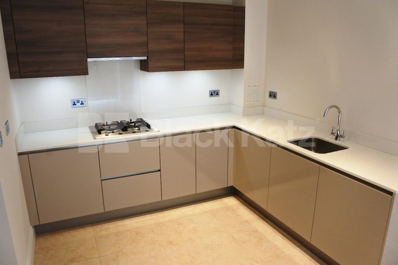 			FANSTASTIC NEW INSTRUCTION!, 3 Bedroom, 1 bath, 1 reception Apartment			 Truro Place, Palmers Green 