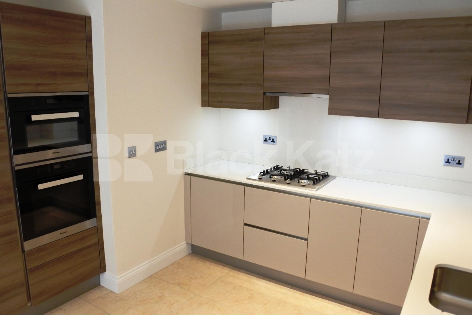 			FANSTASTIC NEW INSTRUCTION!, 3 Bedroom, 1 bath, 1 reception Apartment			 Truro Place, Palmers Green 