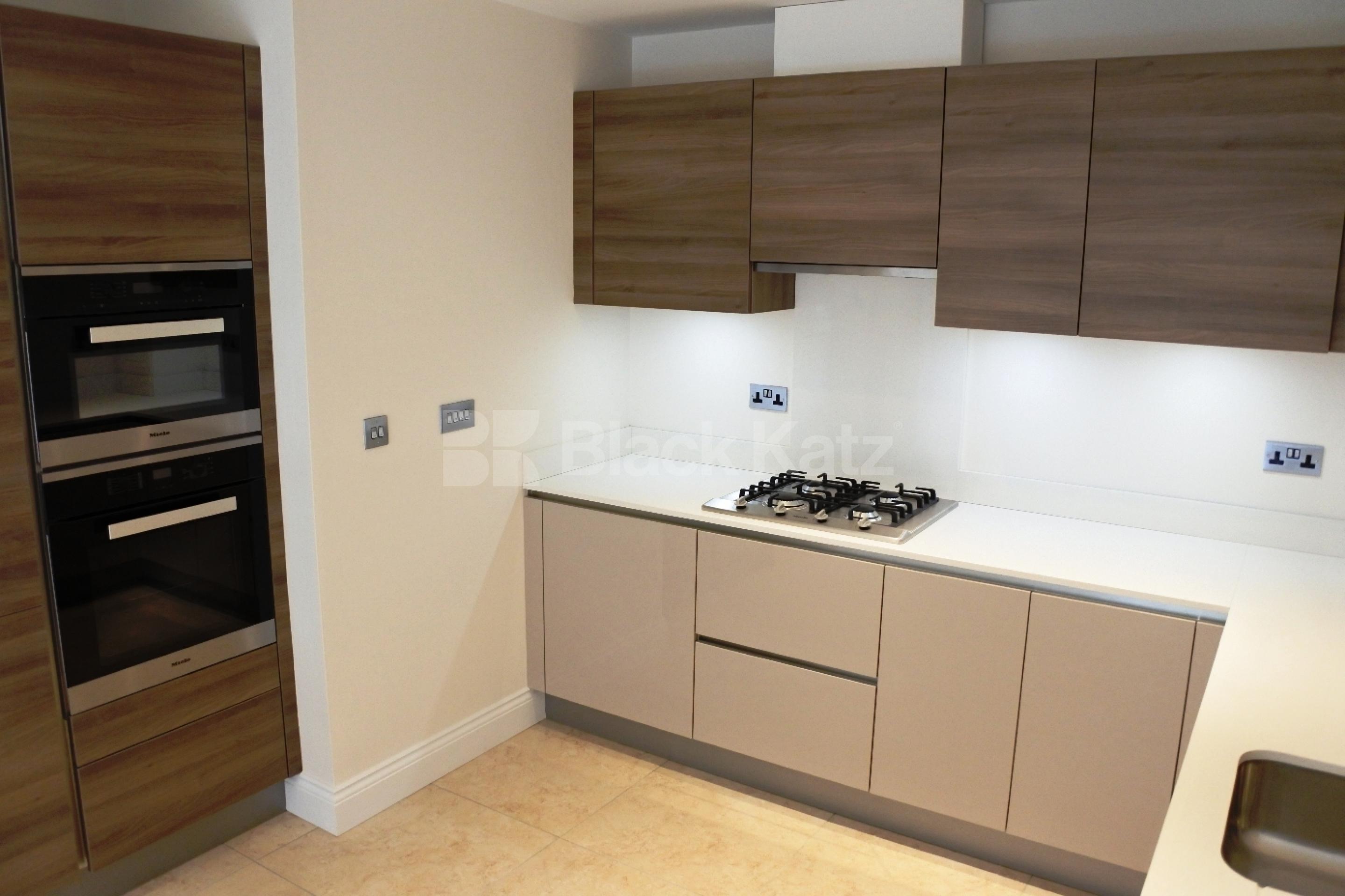 			FANSTASTIC NEW INSTRUCTION!, 3 Bedroom, 1 bath, 1 reception Apartment			 Truro Place, Palmers Green  N13