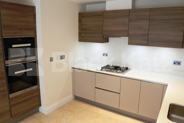 			FANSTASTIC NEW INSTRUCTION!, 3 Bedroom, 1 bath, 1 reception Apartment			 Truro Place, Palmers Green 