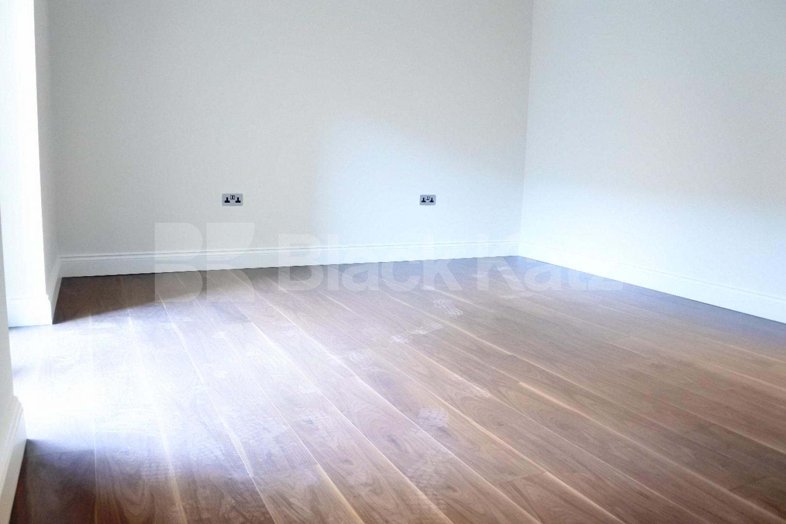 			FANSTASTIC NEW INSTRUCTION!, 3 Bedroom, 1 bath, 1 reception Apartment			 Truro Place, Palmers Green 