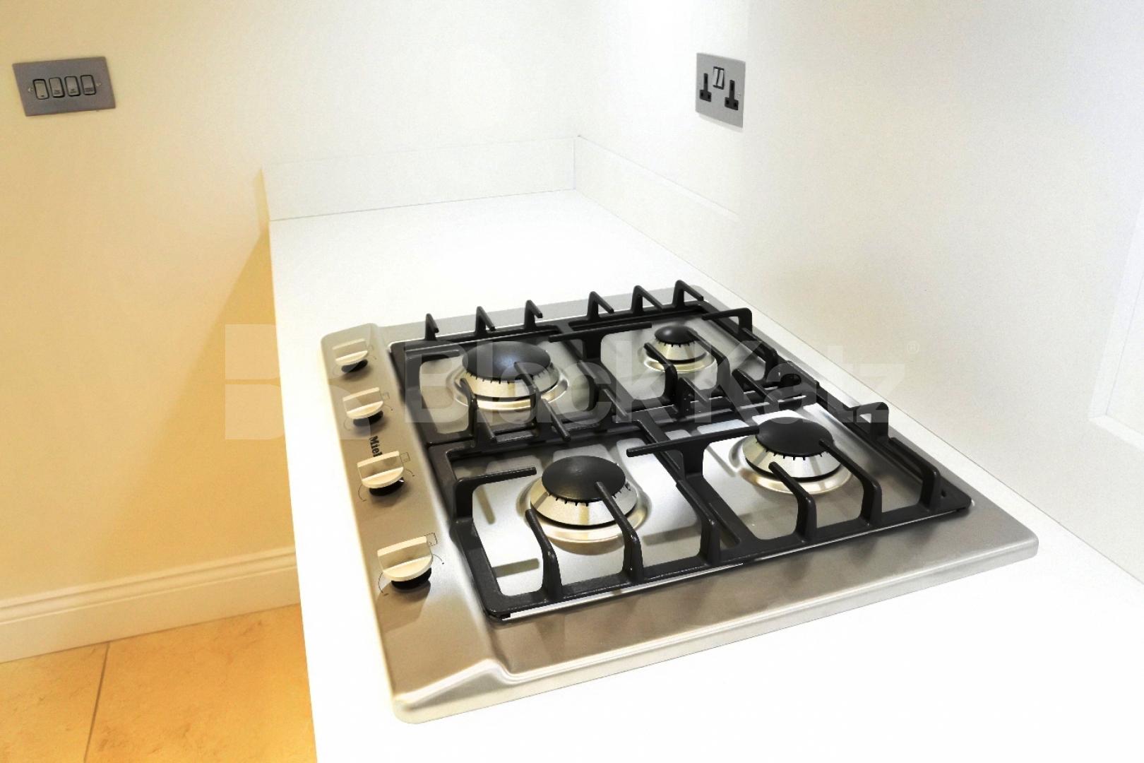 			FANSTASTIC NEW INSTRUCTION!, 3 Bedroom, 1 bath, 1 reception Apartment			 Truro Place, Palmers Green 