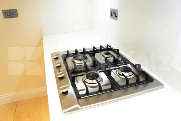 			FANSTASTIC NEW INSTRUCTION!, 3 Bedroom, 1 bath, 1 reception Apartment			 Truro Place, Palmers Green 