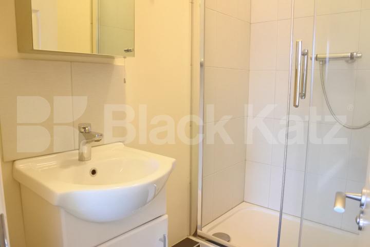 			2 Bedroom, 1 bath, 1 reception Flat			 High Street, High Barnet