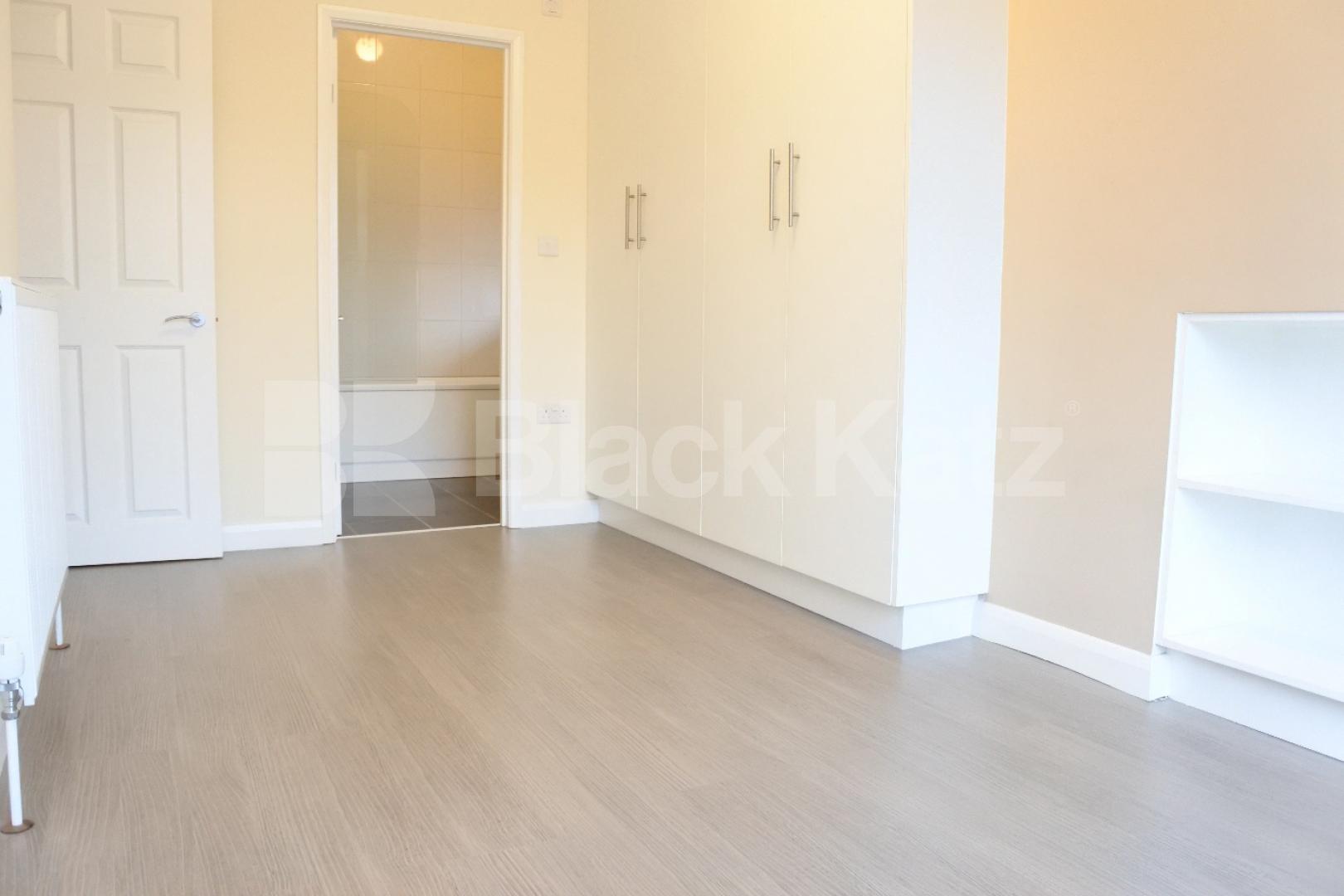 			2 Bedroom, 1 bath, 1 reception Flat			 High Street, High Barnet