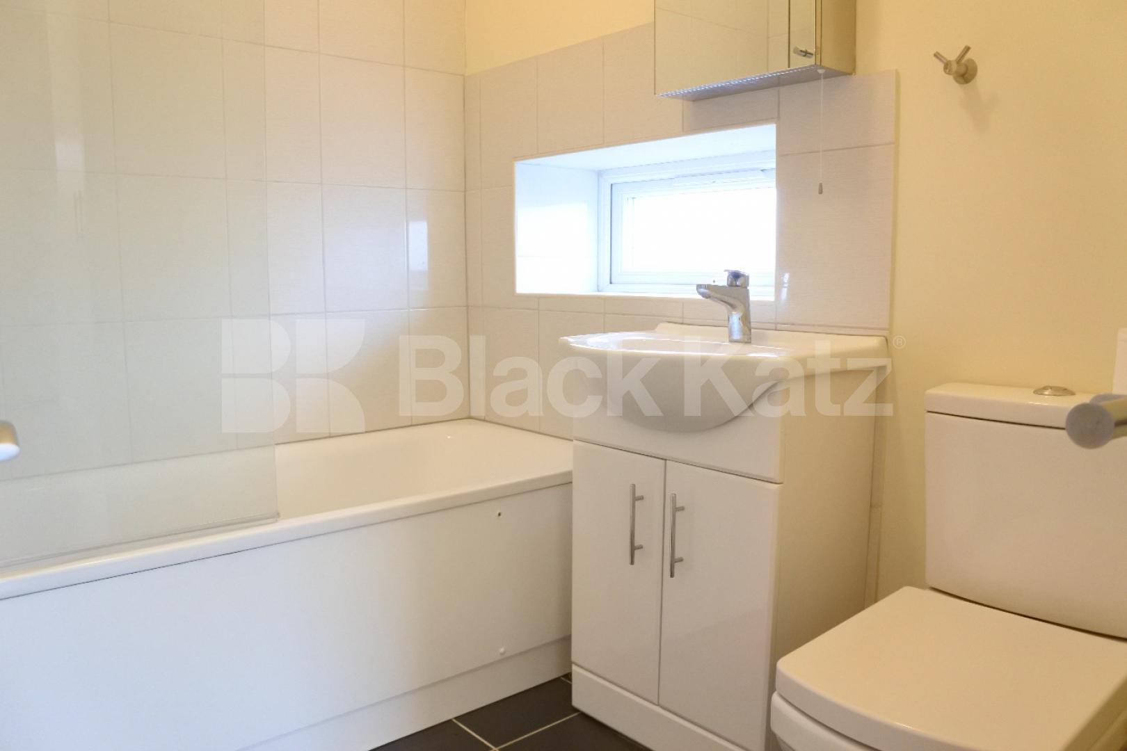 			2 Bedroom, 1 bath, 1 reception Flat			 High Street, High Barnet