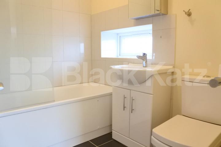 			2 Bedroom, 1 bath, 1 reception Flat			 High Street, High Barnet