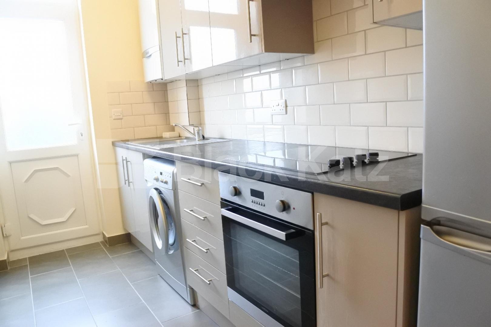 			2 Bedroom, 1 bath, 1 reception Flat			 High Street, High Barnet
