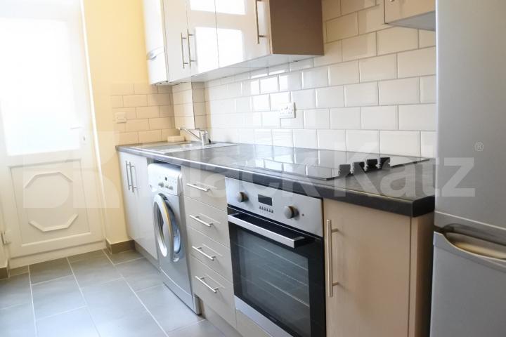 			2 Bedroom, 1 bath, 1 reception Flat			 High Street, High Barnet
