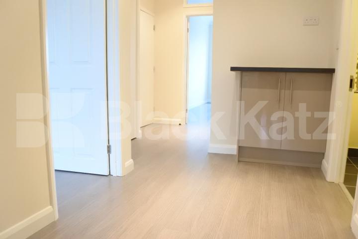 			2 Bedroom, 1 bath, 1 reception Flat			 High Street, High Barnet